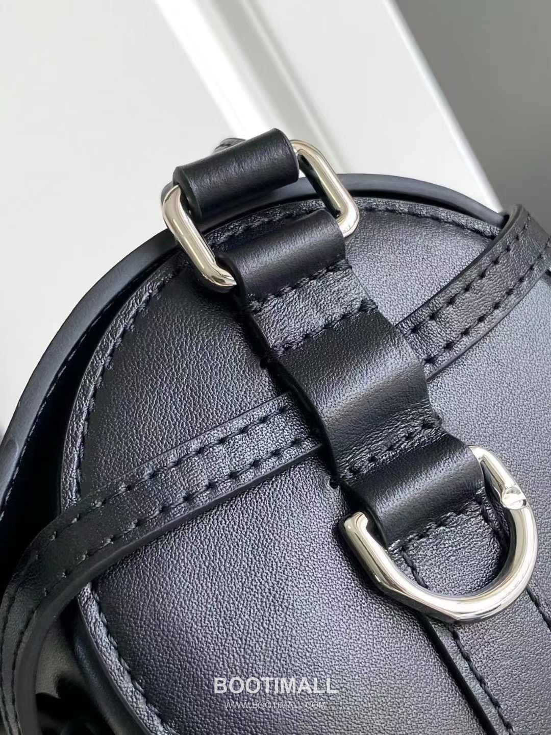 Givenchy Voyou Roller Calfskin Cylinder Crossbody Bag with Strap Detail 지방시 보유 롤러 카프스킨 실린더 크로스바디 백 스트랩 디테일 19052 25cm 5