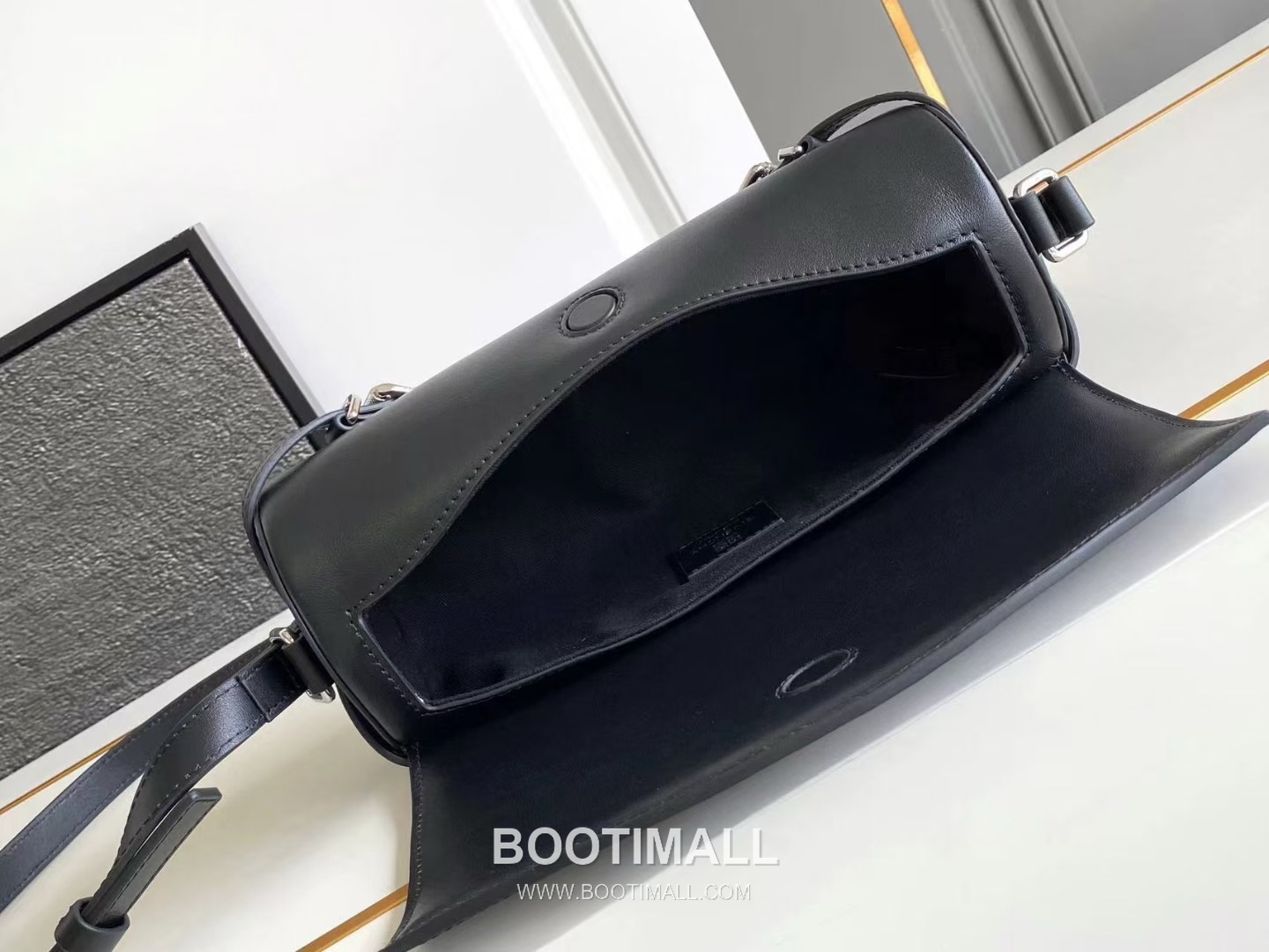 Givenchy Voyou Roller Calfskin Cylinder Crossbody Bag with Strap Detail 지방시 보유 롤러 카프스킨 실린더 크로스바디 백 스트랩 디테일 19052 25cm 6