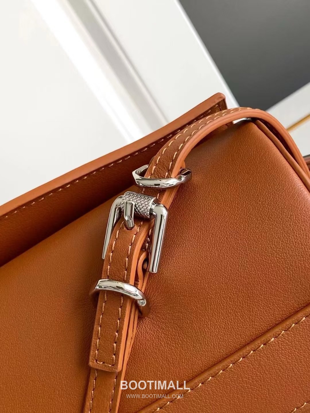 Givenchy Voyou Roller Calfskin Cylinder Crossbody Bag with Strap Detail 지방시 보유 롤러 카프스킨 실린더 크로스바디 백 스트랩 디테일 19052 25cm 5