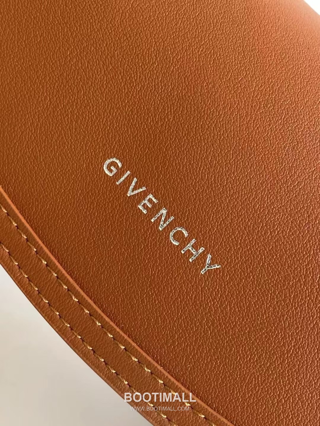Givenchy Voyou Roller Calfskin Cylinder Crossbody Bag with Strap Detail 지방시 보유 롤러 카프스킨 실린더 크로스바디 백 스트랩 디테일 19052 25cm 6