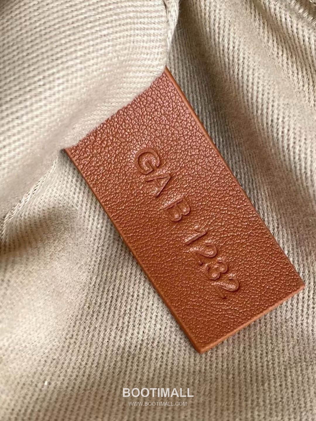 Givenchy Voyou Roller Calfskin Cylinder Crossbody Bag with Strap Detail 지방시 보유 롤러 카프스킨 실린더 크로스바디 백 스트랩 디테일 19052 25cm 8