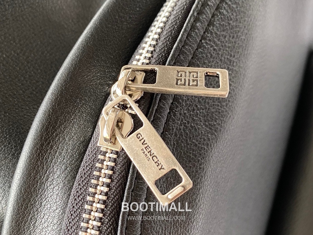 Givenchy Calfskin Leather Backpack with Dual Strap and Logo Detail 지방시 카프스킨 레더 백팩 듀얼 스트랩 로고 디테일 992991 28cm 5