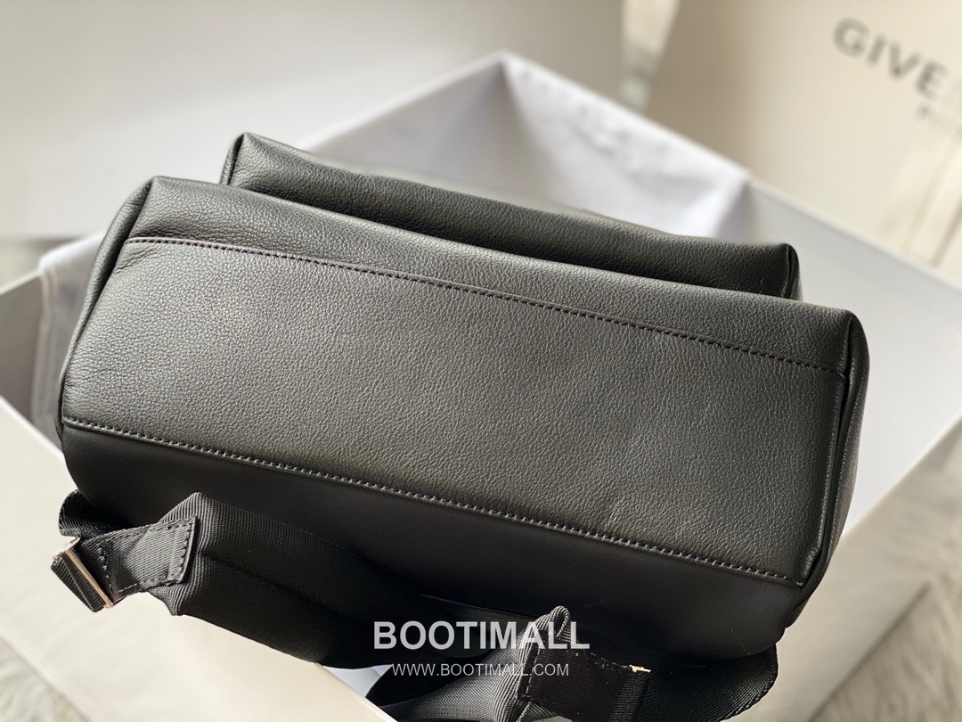 Givenchy Calfskin Leather Backpack with Dual Strap and Logo Detail 지방시 카프스킨 레더 백팩 듀얼 스트랩 로고 디테일 992991 28cm 7