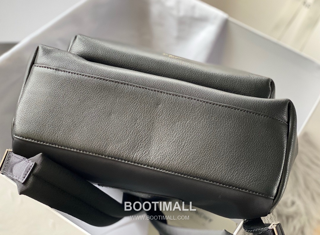 Givenchy Calfskin Leather Backpack with Dual Strap and Logo Detail 지방시 카프스킨 레더 백팩 듀얼 스트랩 로고 디테일 992991 28cm 4