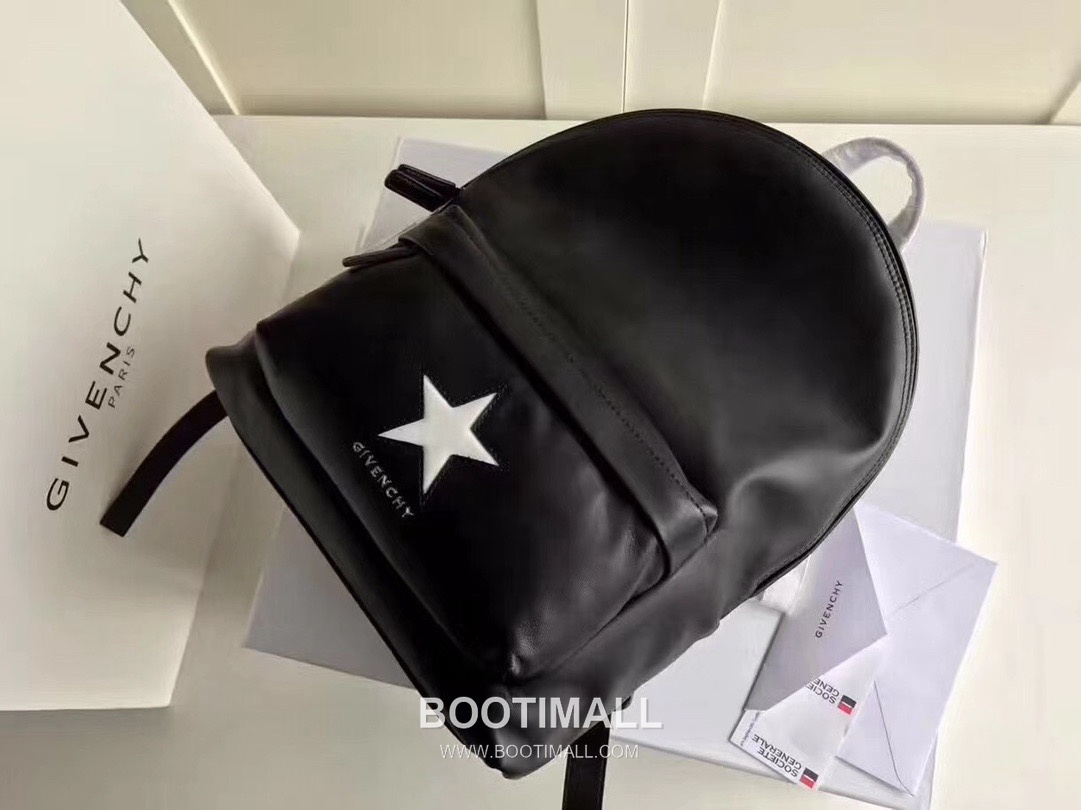 Givenchy Calfskin Travel Backpack with Dual Strap and Logo Detail 지방시 카프스킨 트래블 백팩 듀얼 스트랩 로고 디테일 34cm 1