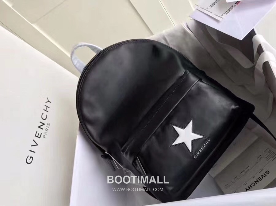 Givenchy Calfskin Travel Backpack with Dual Strap and Logo Detail 지방시 카프스킨 트래블 백팩 듀얼 스트랩 로고 디테일 34cm 2