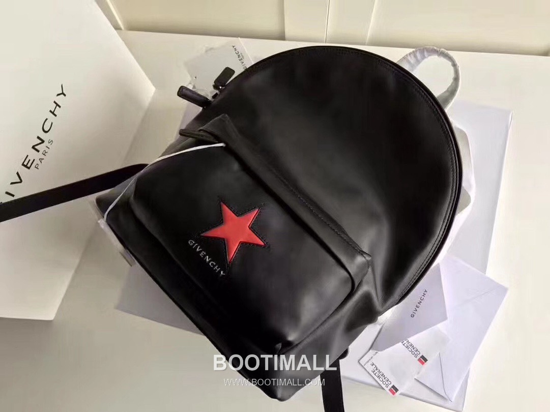 Givenchy Calfskin Travel Backpack with Dual Strap and Logo Detail 지방시 카프스킨 트래블 백팩 듀얼 스트랩 로고 디테일 34cm 1