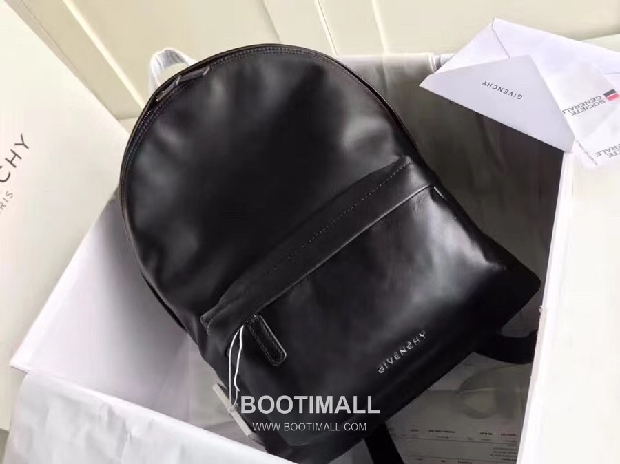 Givenchy Calfskin Travel Backpack with Logo Strap Detail 지방시 카프스킨 트래블 백팩 로고 스트랩 디테일 34cm 2