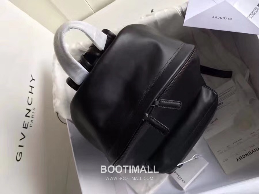 Givenchy Calfskin Travel Backpack with Logo Strap Detail 지방시 카프스킨 트래블 백팩 로고 스트랩 디테일 34cm 3