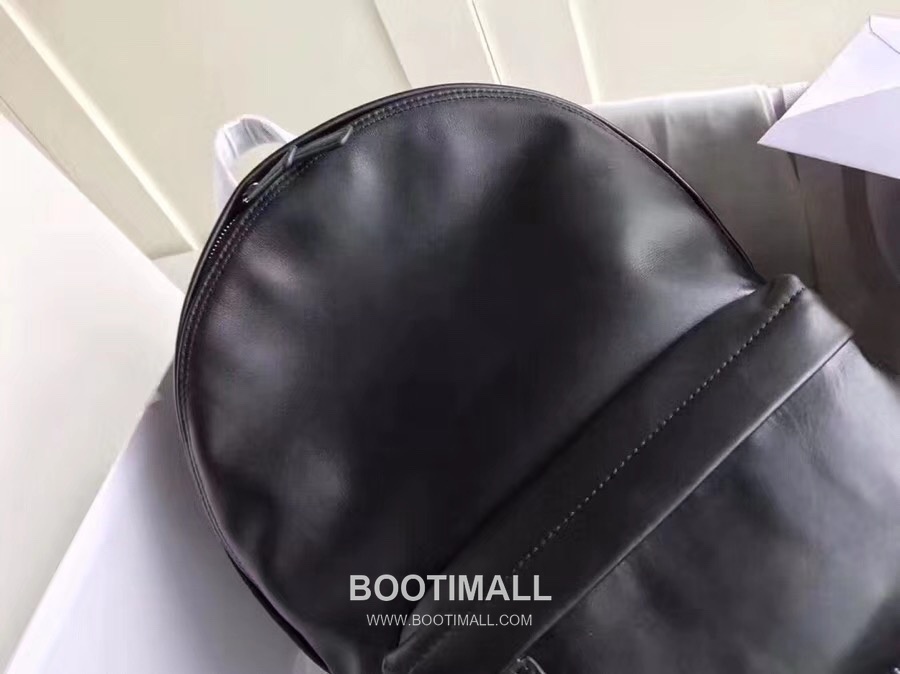Givenchy Calfskin Travel Backpack with Logo Strap Detail 지방시 카프스킨 트래블 백팩 로고 스트랩 디테일 34cm 5