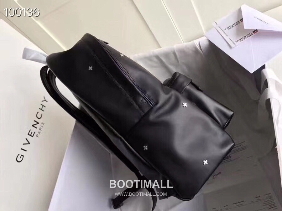 Givenchy Calfskin Travel Backpack with Logo Strap Detail 지방시 카프스킨 트래블 백팩 로고 스트랩 디테일 34cm 3