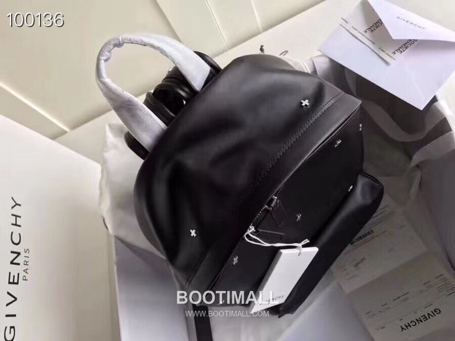 Givenchy Calfskin Travel Backpack with Logo Strap Detail 지방시 카프스킨 트래블 백팩 로고 스트랩 디테일 34cm 7