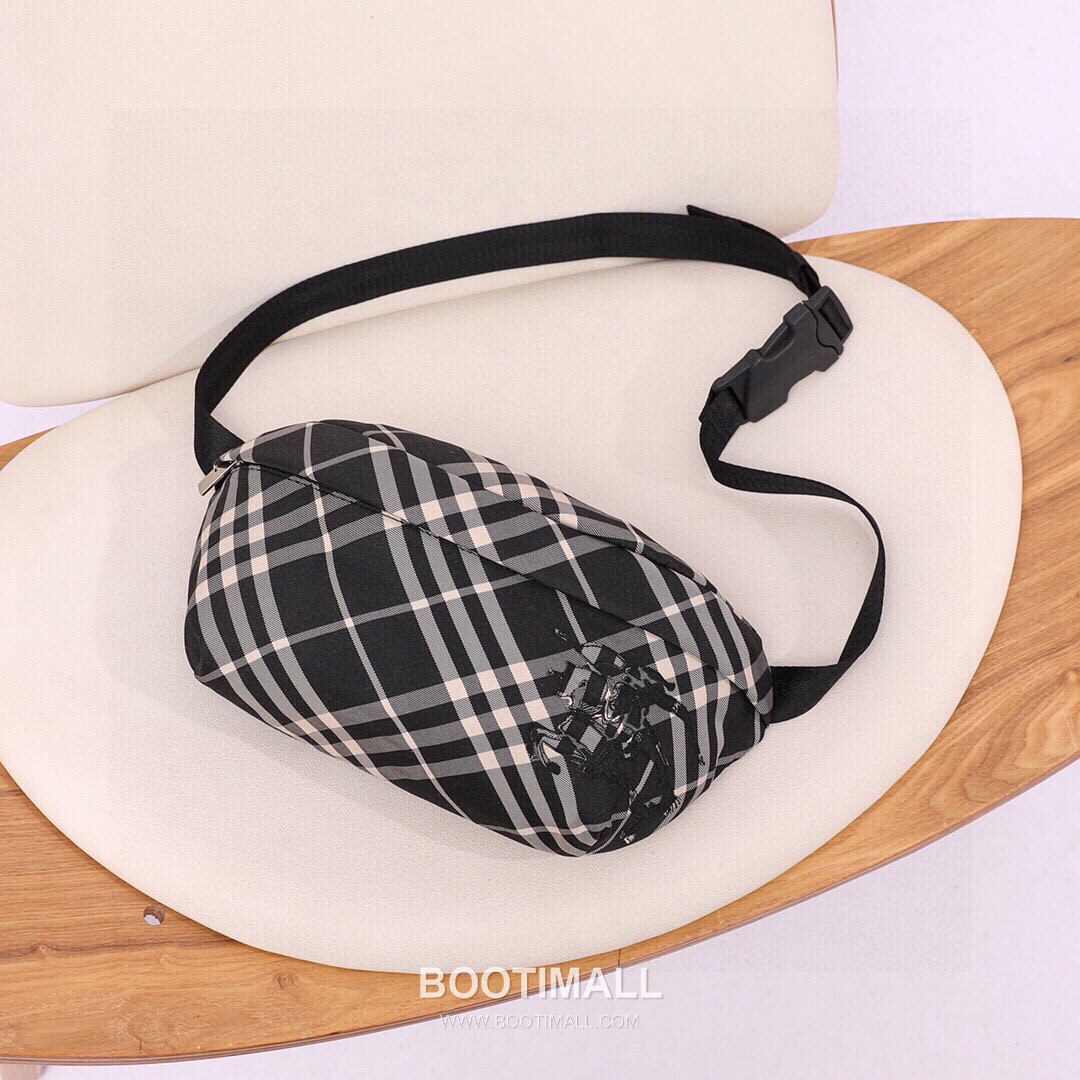 Burberry Check Canvas Crossbody Waist Bag with Knight Logo Detail 버버리 체크 캔버스 크로스바디 힙색 나이트 로고 780148 33cm 5