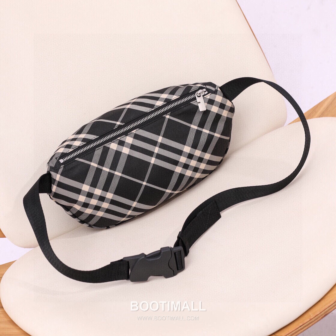Burberry Check Canvas Crossbody Waist Bag with Knight Logo Detail 버버리 체크 캔버스 크로스바디 힙색 나이트 로고 780148 33cm 6