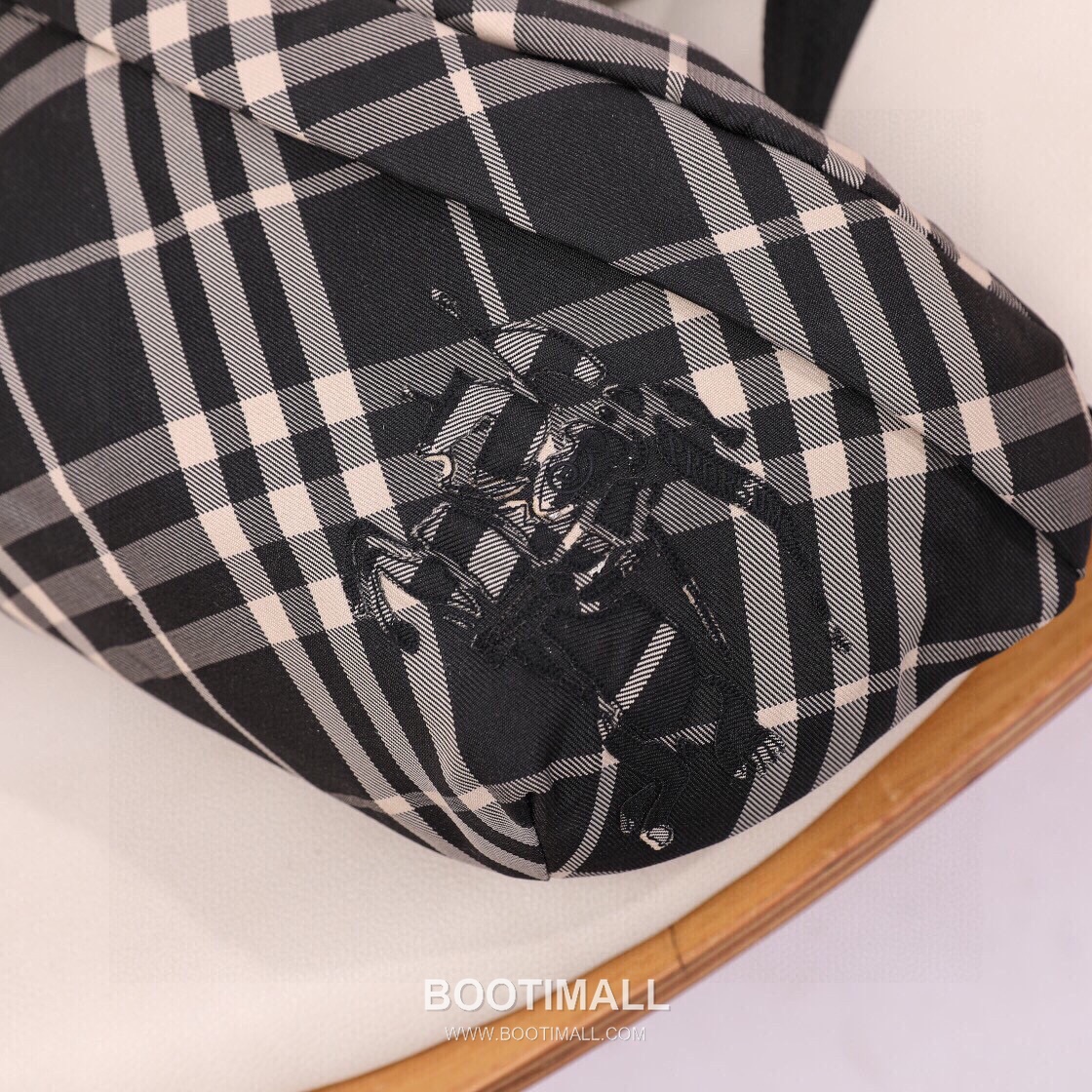Burberry Check Canvas Crossbody Waist Bag with Knight Logo Detail 버버리 체크 캔버스 크로스바디 힙색 나이트 로고 780148 33cm 9