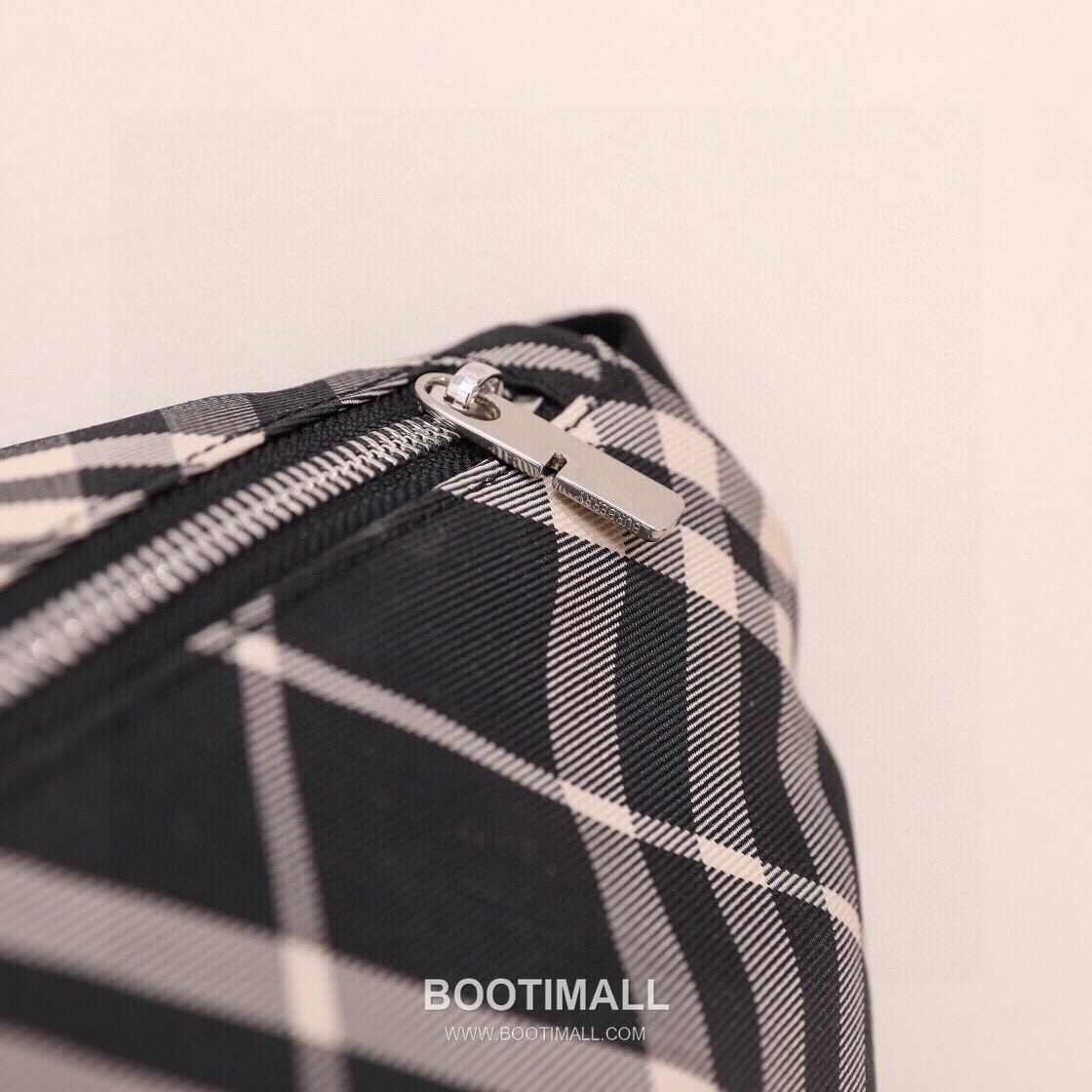 Burberry Check Canvas Crossbody Waist Bag with Knight Logo Detail 버버리 체크 캔버스 크로스바디 힙색 나이트 로고 780148 33cm 10