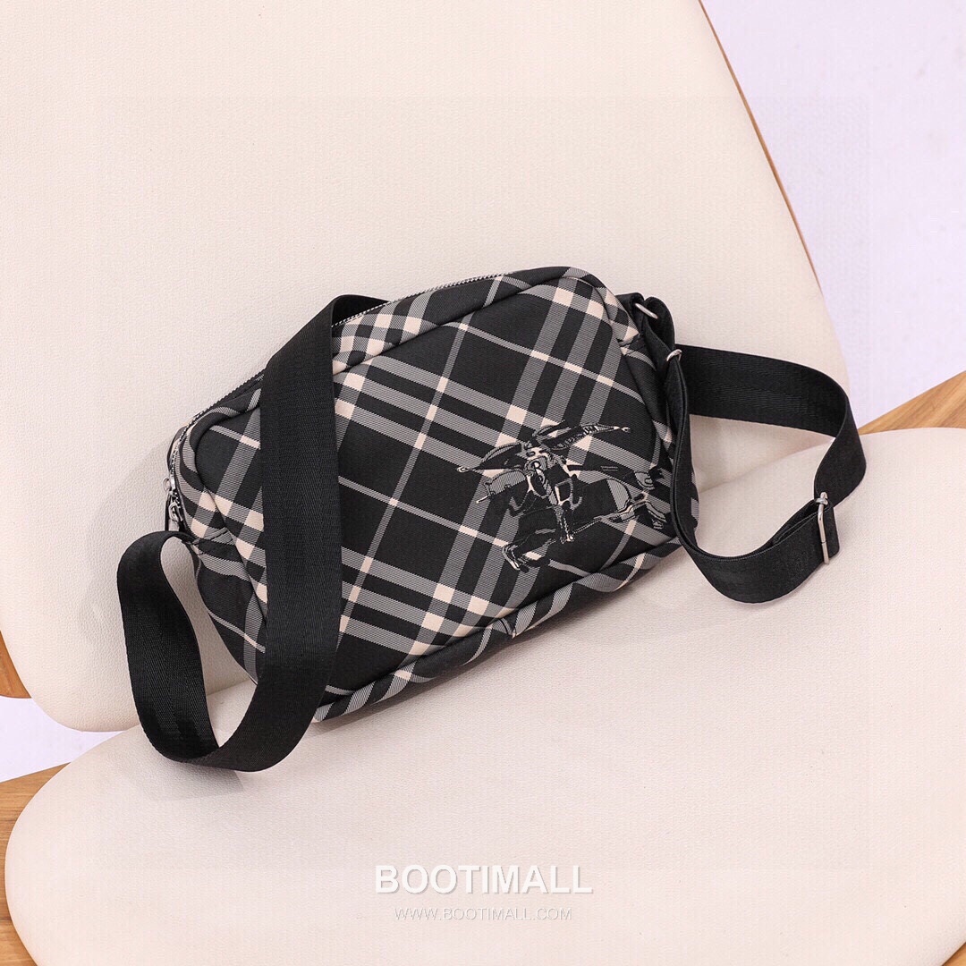 Burberry Check Canvas Camera Crossbody Bag with Knight Logo Detail 버버리 체크 캔버스 카메라 크로스바디백 나이트 로고 017148 25cm 7
