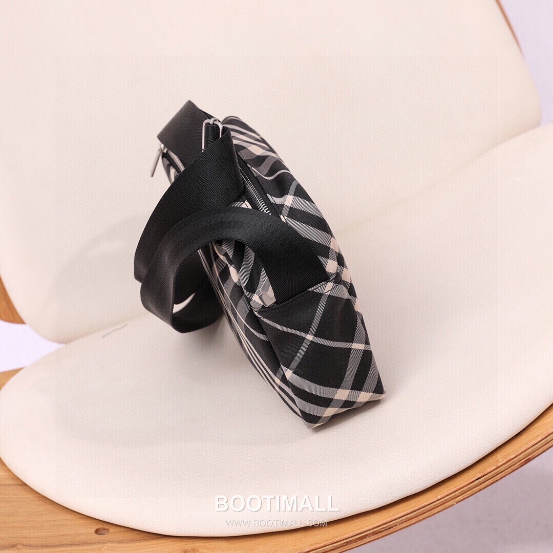 Burberry Check Canvas Camera Crossbody Bag with Knight Logo Detail 버버리 체크 캔버스 카메라 크로스바디백 나이트 로고 017148 25cm 9