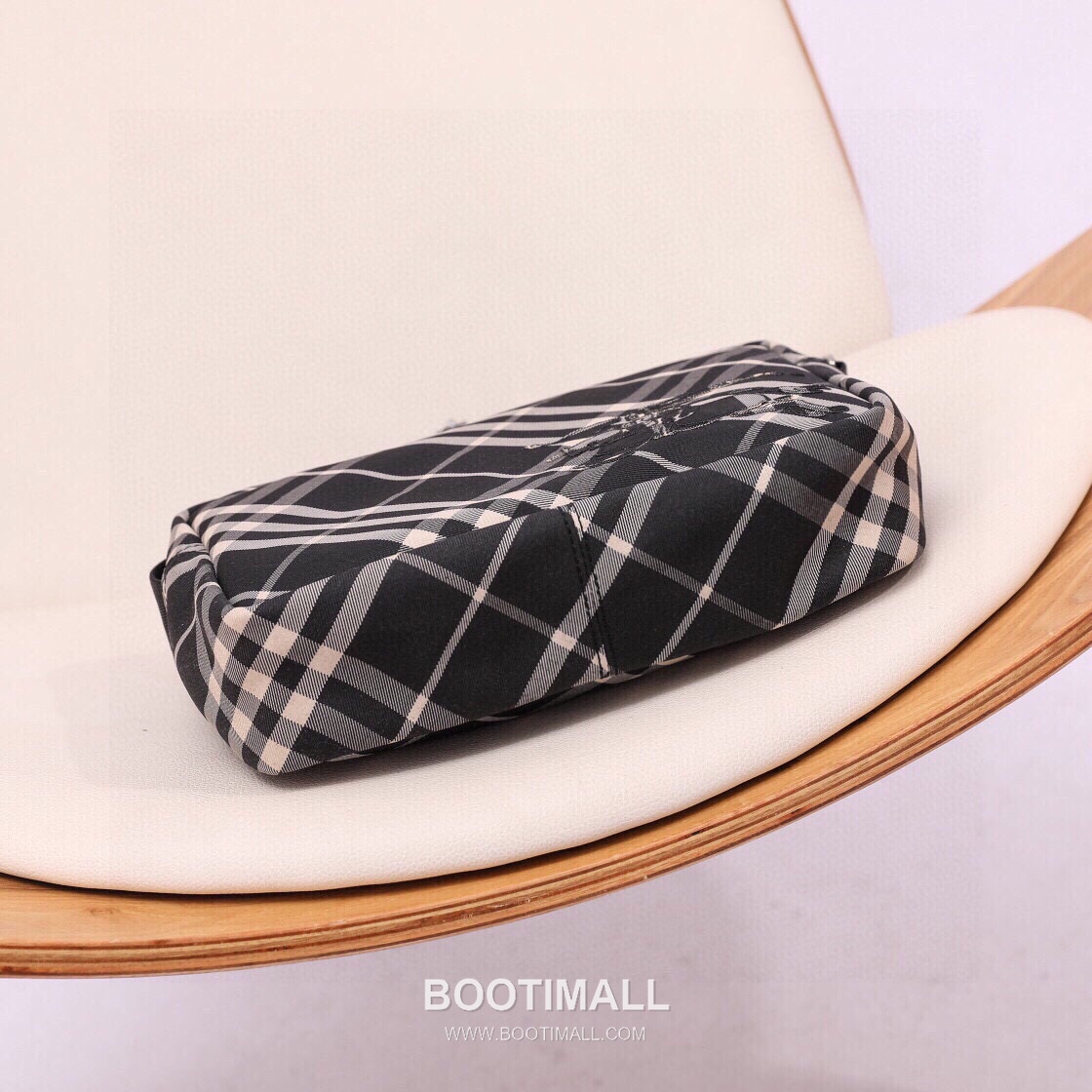 Burberry Check Canvas Camera Crossbody Bag with Knight Logo Detail 버버리 체크 캔버스 카메라 크로스바디백 나이트 로고 017148 25cm 10