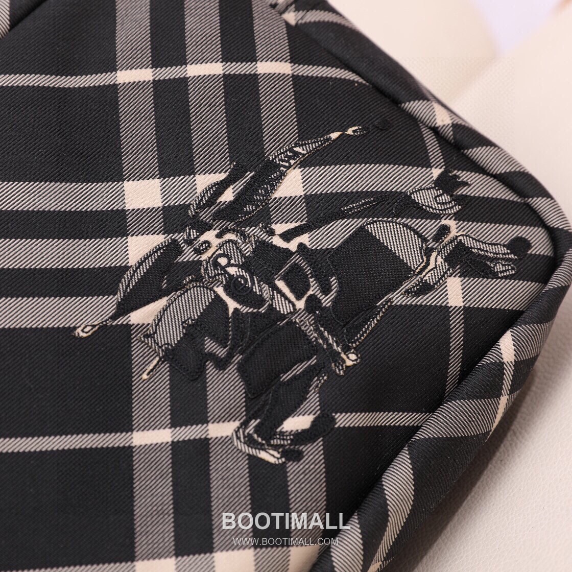 Burberry Check Canvas Camera Crossbody Bag with Knight Logo Detail 버버리 체크 캔버스 카메라 크로스바디백 나이트 로고 017148 25cm 11