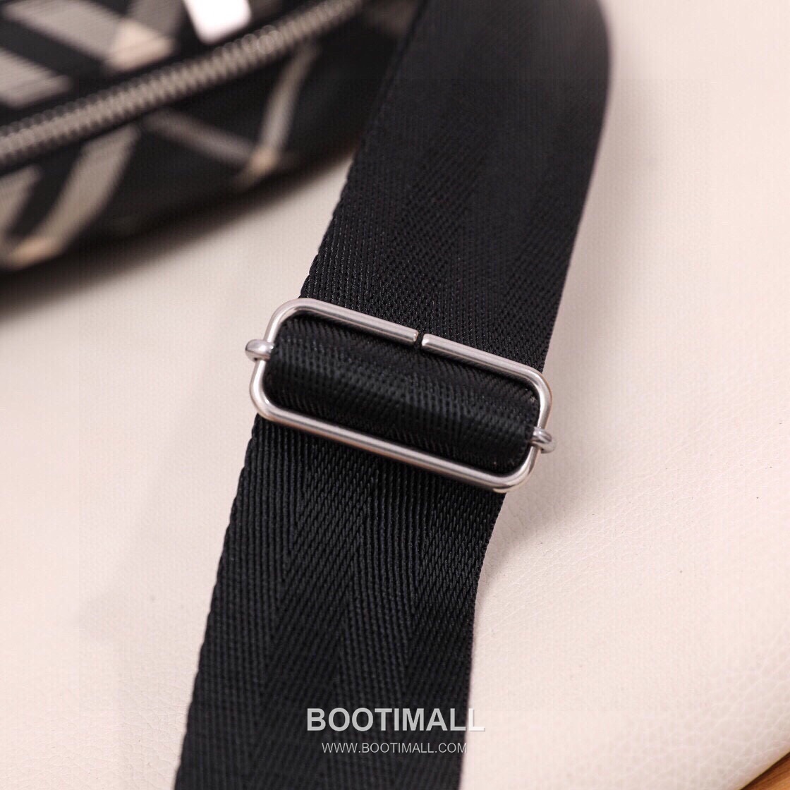 Burberry Check Canvas Camera Crossbody Bag with Knight Logo Detail 버버리 체크 캔버스 카메라 크로스바디백 나이트 로고 017148 25cm 12