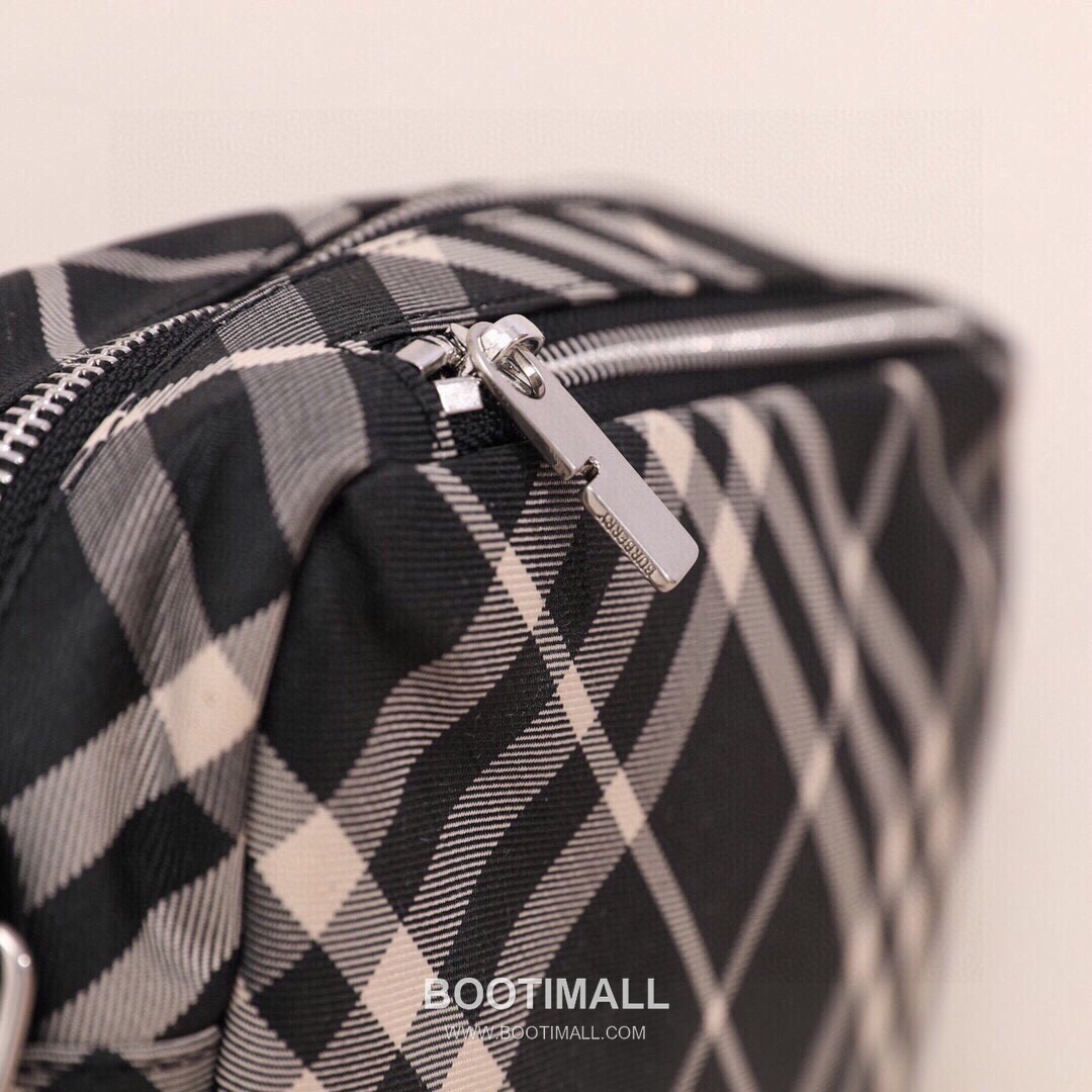 Burberry Check Canvas Camera Crossbody Bag with Knight Logo Detail 버버리 체크 캔버스 카메라 크로스바디백 나이트 로고 017148 25cm 13