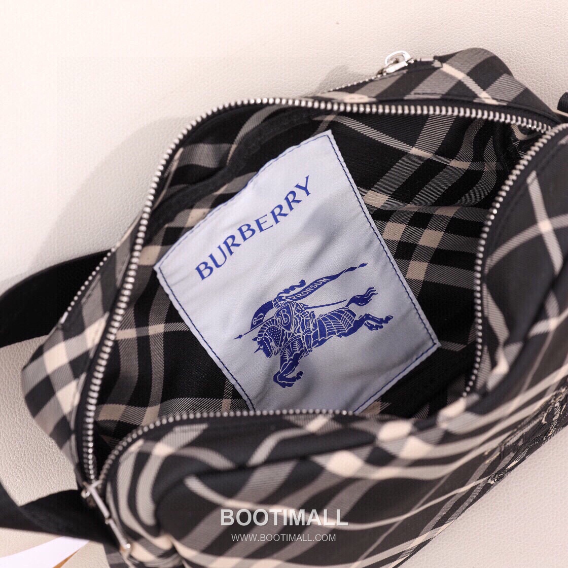 Burberry Check Canvas Camera Crossbody Bag with Knight Logo Detail 버버리 체크 캔버스 카메라 크로스바디백 나이트 로고 017148 25cm 15