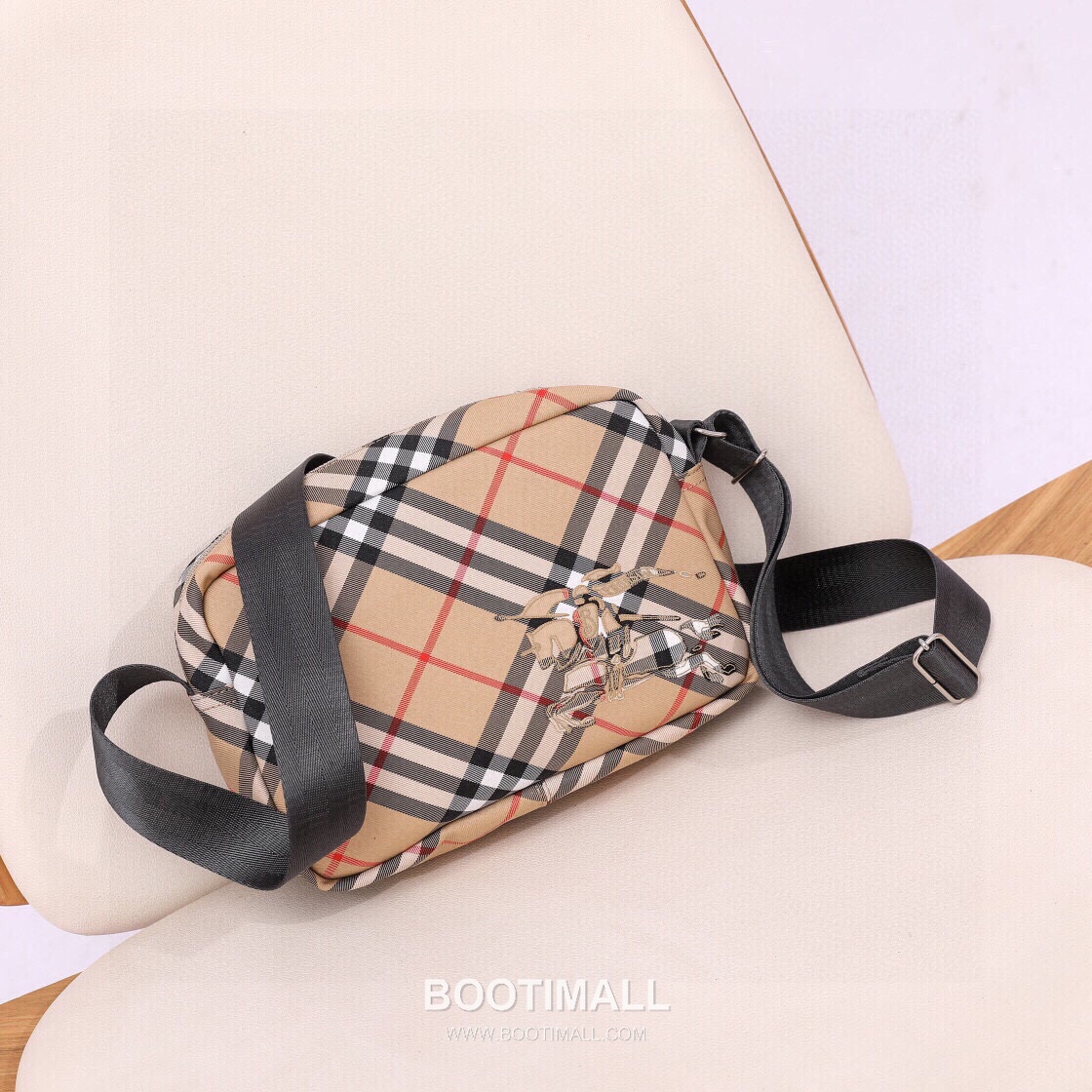 Burberry Check Canvas Camera Crossbody Bag with Knight Logo Detail 버버리 체크 캔버스 카메라 크로스바디백 나이트 로고 017148 25cm 7