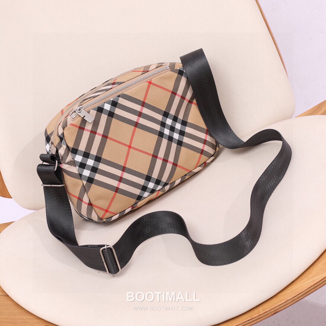 Burberry Check Canvas Camera Crossbody Bag with Knight Logo Detail 버버리 체크 캔버스 카메라 크로스바디백 나이트 로고 017148 25cm 8