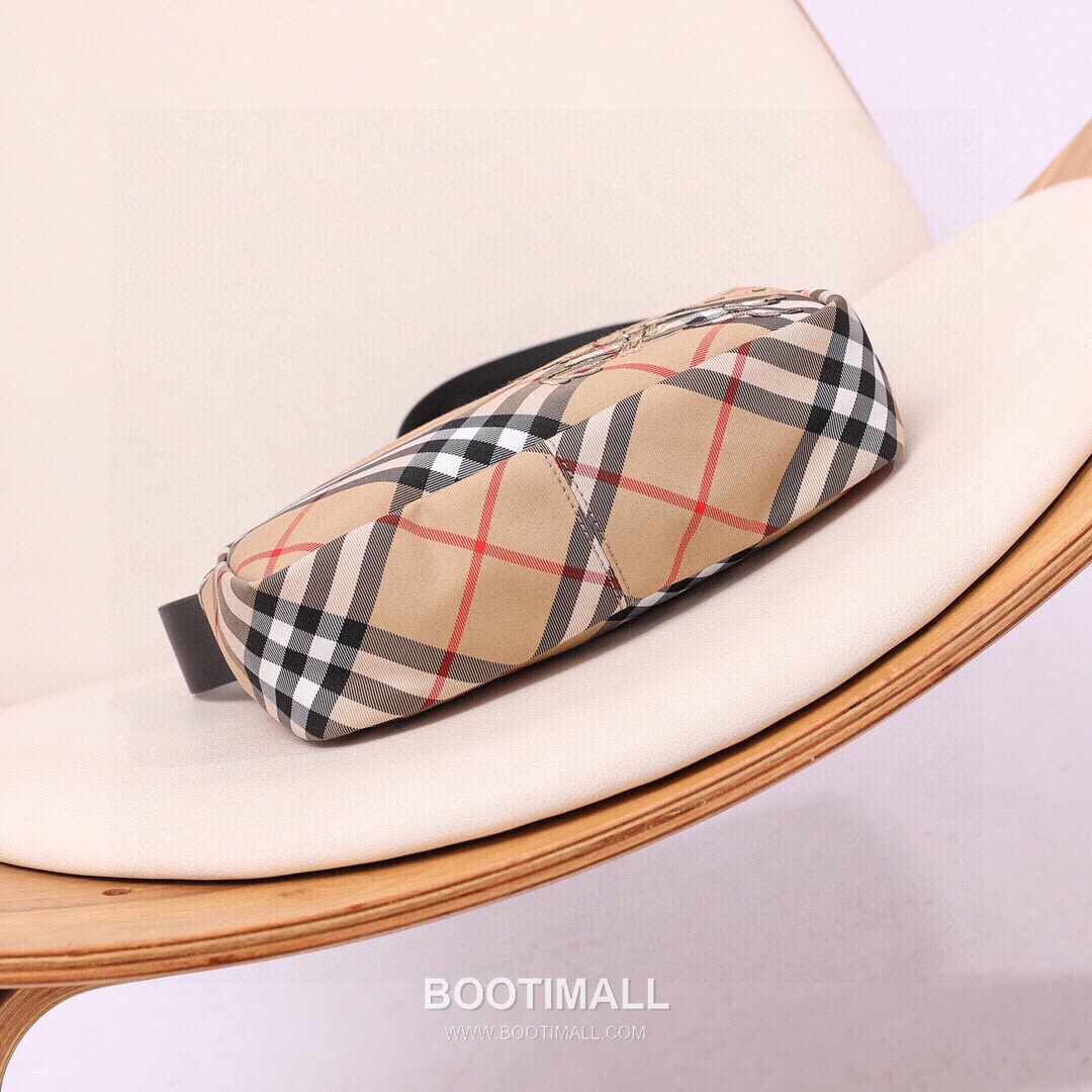 Burberry Check Canvas Camera Crossbody Bag with Knight Logo Detail 버버리 체크 캔버스 카메라 크로스바디백 나이트 로고 017148 25cm 9