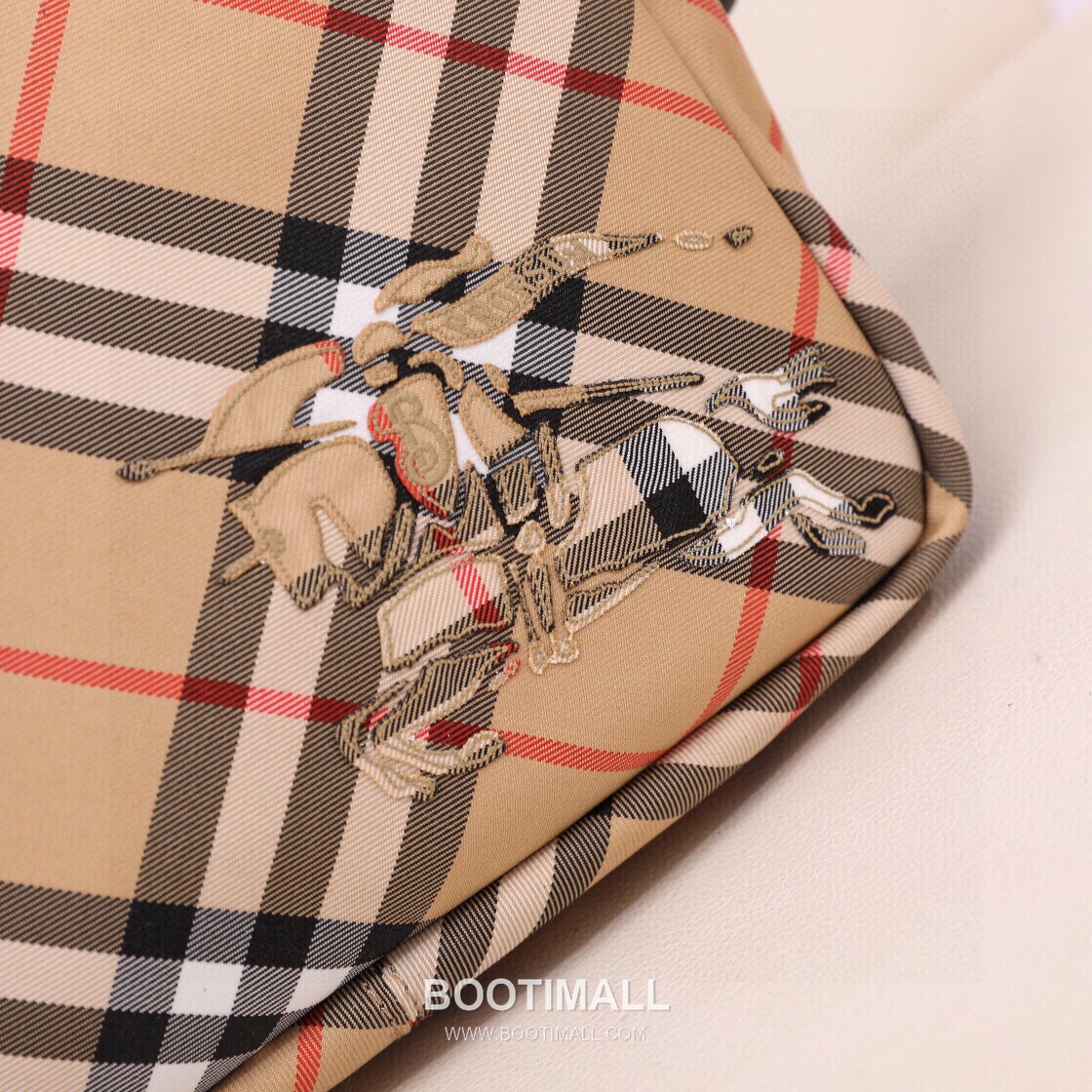Burberry Check Canvas Camera Crossbody Bag with Knight Logo Detail 버버리 체크 캔버스 카메라 크로스바디백 나이트 로고 017148 25cm 10