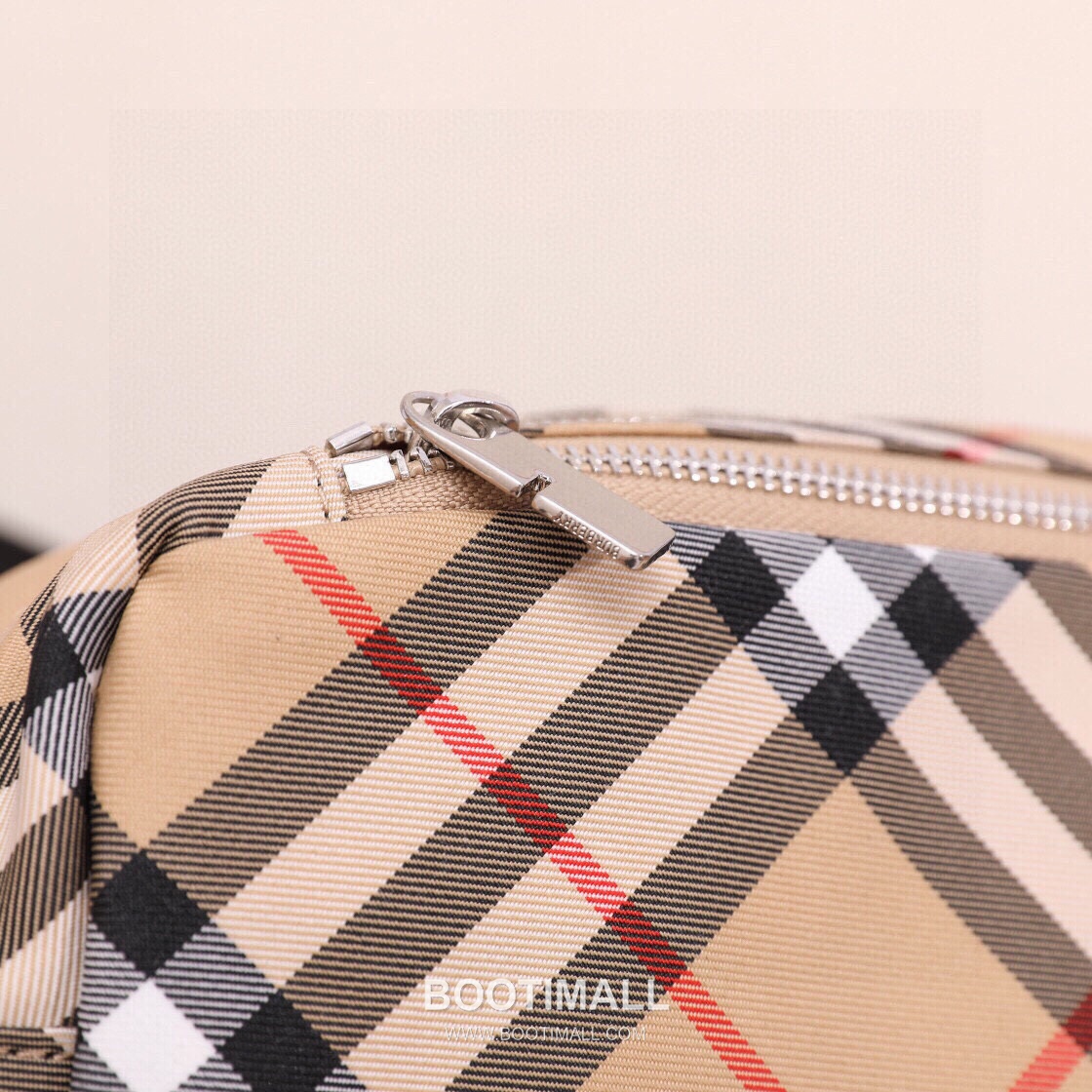 Burberry Check Canvas Camera Crossbody Bag with Knight Logo Detail 버버리 체크 캔버스 카메라 크로스바디백 나이트 로고 017148 25cm 12