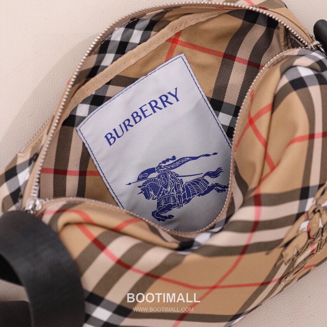 Burberry Check Canvas Camera Crossbody Bag with Knight Logo Detail 버버리 체크 캔버스 카메라 크로스바디백 나이트 로고 017148 25cm 13