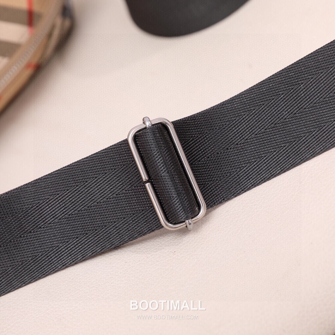 Burberry Check Canvas Camera Crossbody Bag with Knight Logo Detail 버버리 체크 캔버스 카메라 크로스바디백 나이트 로고 017148 25cm 15