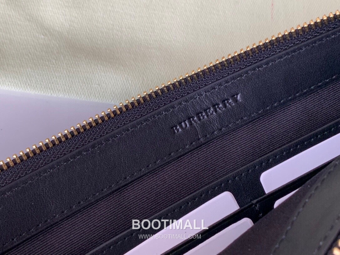 Burberry Grained Calfskin Clutch Pouch Bag with Zip Detail 버버리 그레인 송아지 가죽 클러치 파우치백 지퍼 디테일 036132 30cm 9