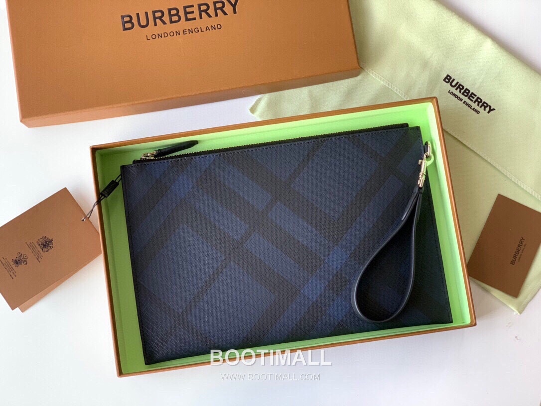 Burberry Grained Calfskin Clutch Pouch Bag with Zip Detail 버버리 그레인 송아지 가죽 클러치 파우치백 지퍼 디테일 036132 30cm 1