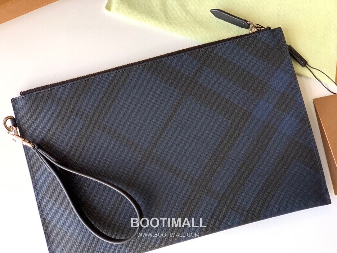 Burberry Grained Calfskin Clutch Pouch Bag with Zip Detail 버버리 그레인 송아지 가죽 클러치 파우치백 지퍼 디테일 036132 30cm 4