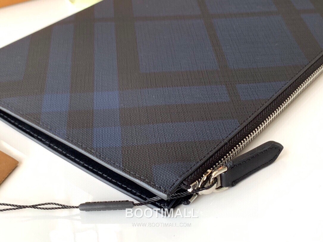 Burberry Grained Calfskin Clutch Pouch Bag with Zip Detail 버버리 그레인 송아지 가죽 클러치 파우치백 지퍼 디테일 036132 30cm 5