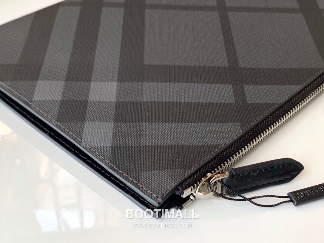 Burberry Grained Calfskin Clutch Pouch Bag with Zip Detail 버버리 그레인 송아지 가죽 클러치 파우치백 지퍼 디테일 036132 30cm 5
