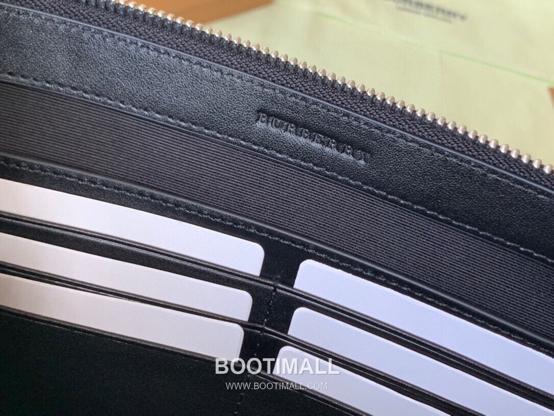 Burberry Grained Calfskin Clutch Pouch Bag with Zip Detail 버버리 그레인 송아지 가죽 클러치 파우치백 지퍼 디테일 036132 30cm 9
