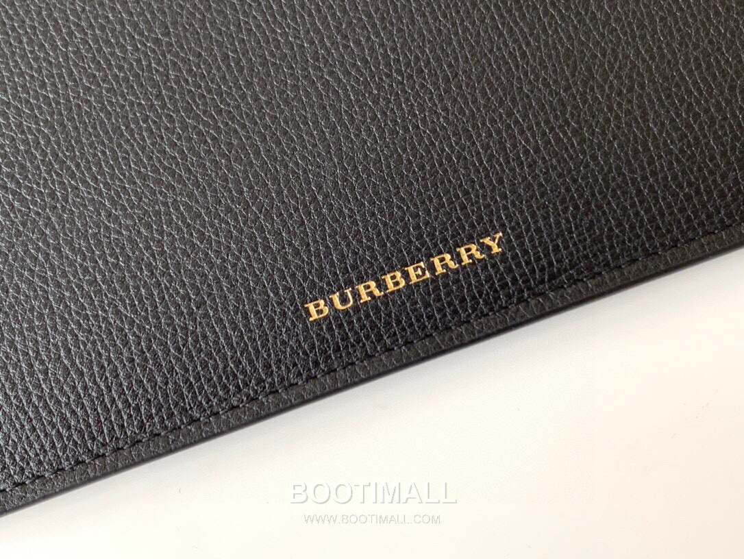 Burberry House Check Canvas Grained Leather Clutch Pouch Bag with Zip Detail 버버리 하우스 체크 캔버스 그레인 가죽 클러치 파우치백 지퍼 디테일 006132 30cm 6