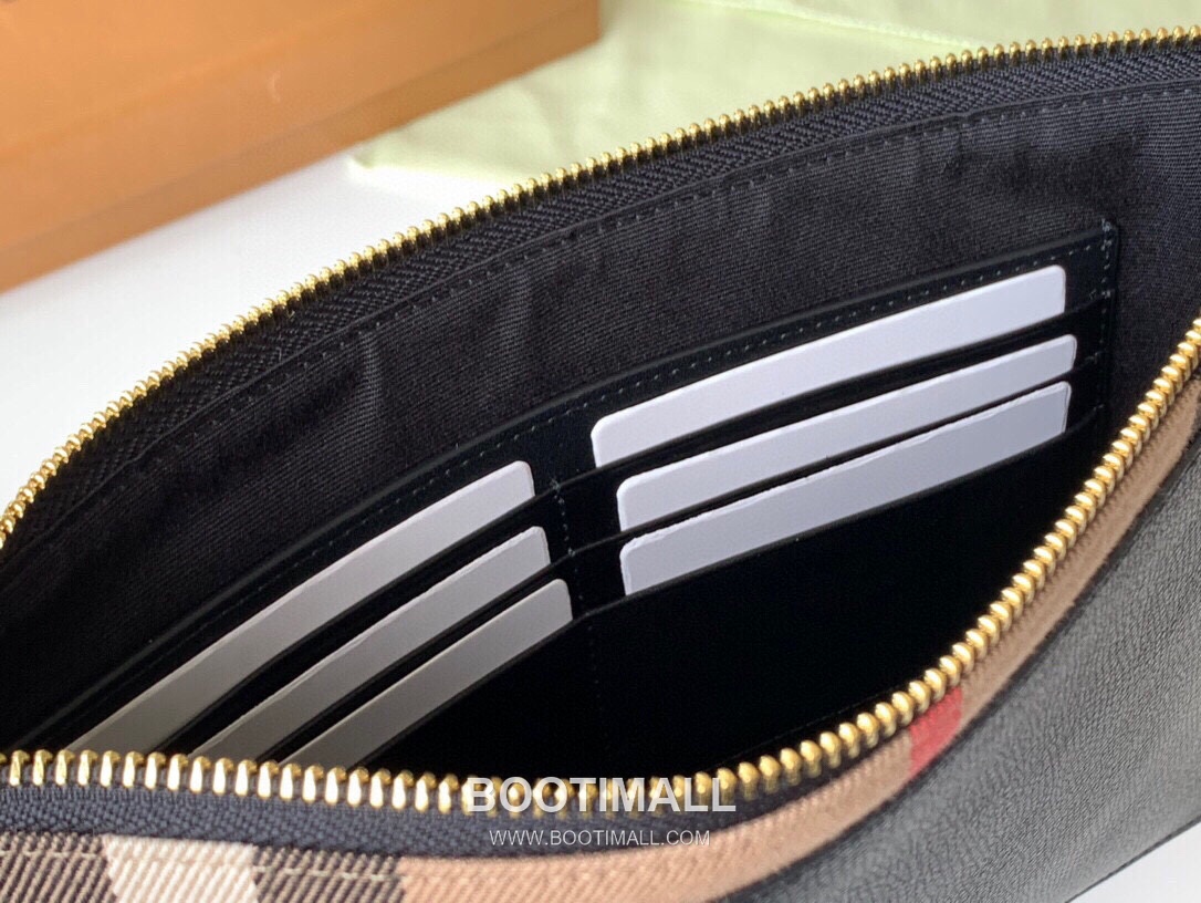 Burberry House Check Canvas Grained Leather Clutch Pouch Bag with Zip Detail 버버리 하우스 체크 캔버스 그레인 가죽 클러치 파우치백 지퍼 디테일 006132 30cm 9