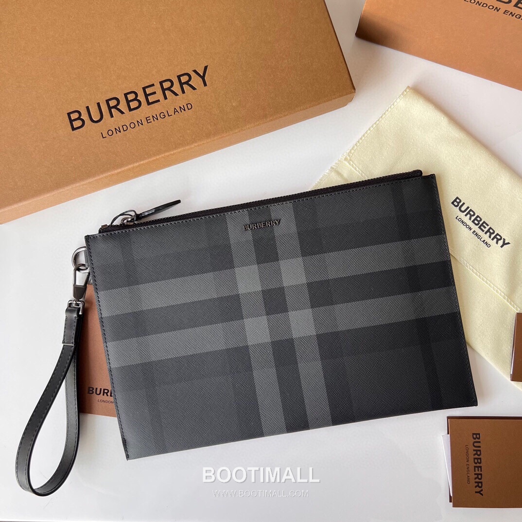 Burberry London Check Grained Calfskin Clutch Pouch Bag with B Logo Detail 버버리 런던 체크 그레인 송아지 가죽 클러치 파우치백 B 로고 261135 30cm 2