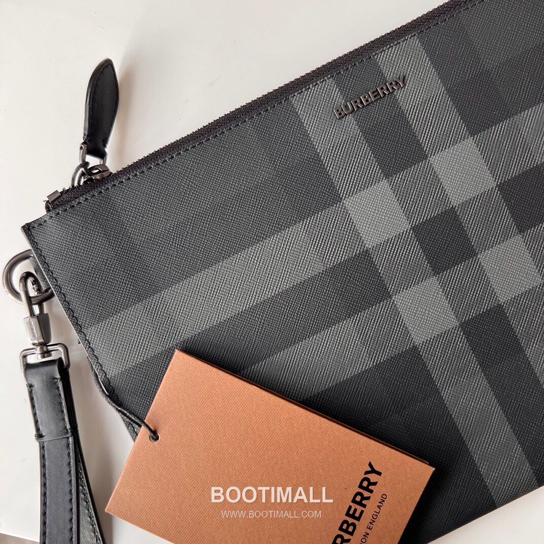 Burberry London Check Grained Calfskin Clutch Pouch Bag with B Logo Detail 버버리 런던 체크 그레인 송아지 가죽 클러치 파우치백 B 로고 261135 30cm 4