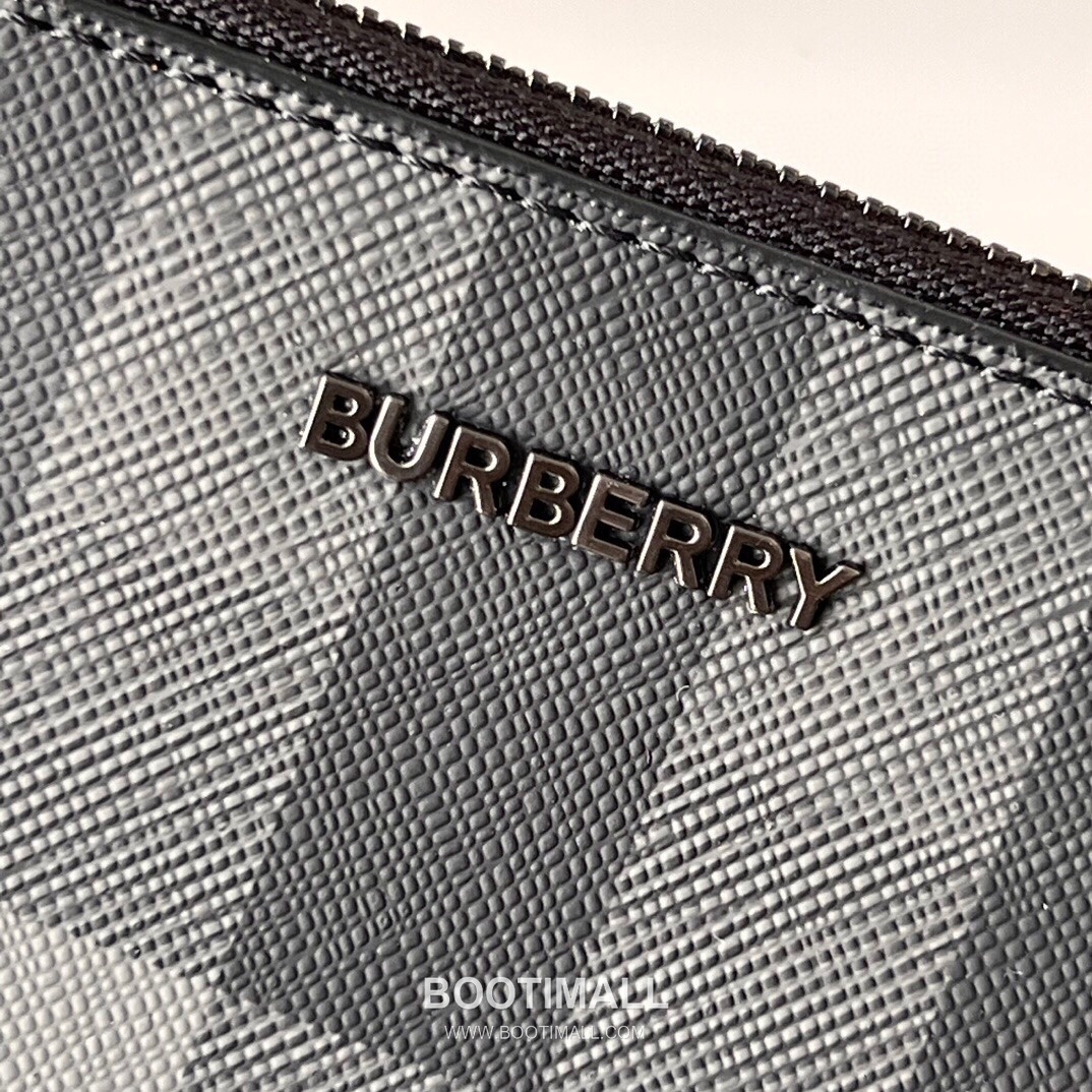 Burberry London Check Grained Calfskin Clutch Pouch Bag with B Logo Detail 버버리 런던 체크 그레인 송아지 가죽 클러치 파우치백 B 로고 261135 30cm 5