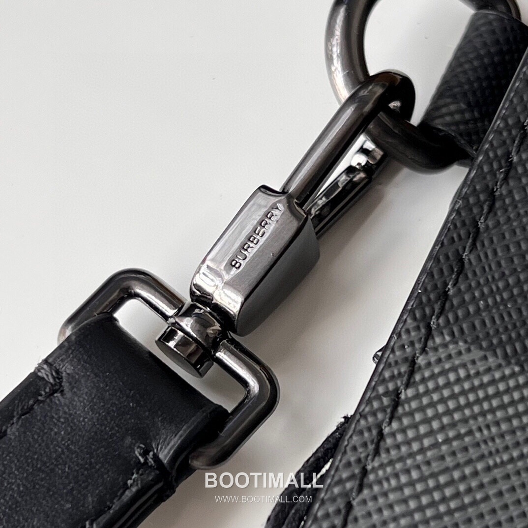 Burberry London Check Grained Calfskin Clutch Pouch Bag with B Logo Detail 버버리 런던 체크 그레인 송아지 가죽 클러치 파우치백 B 로고 261135 30cm 6