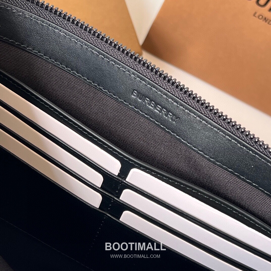 Burberry London Check Grained Calfskin Clutch Pouch Bag with B Logo Detail 버버리 런던 체크 그레인 송아지 가죽 클러치 파우치백 B 로고 261135 30cm 8