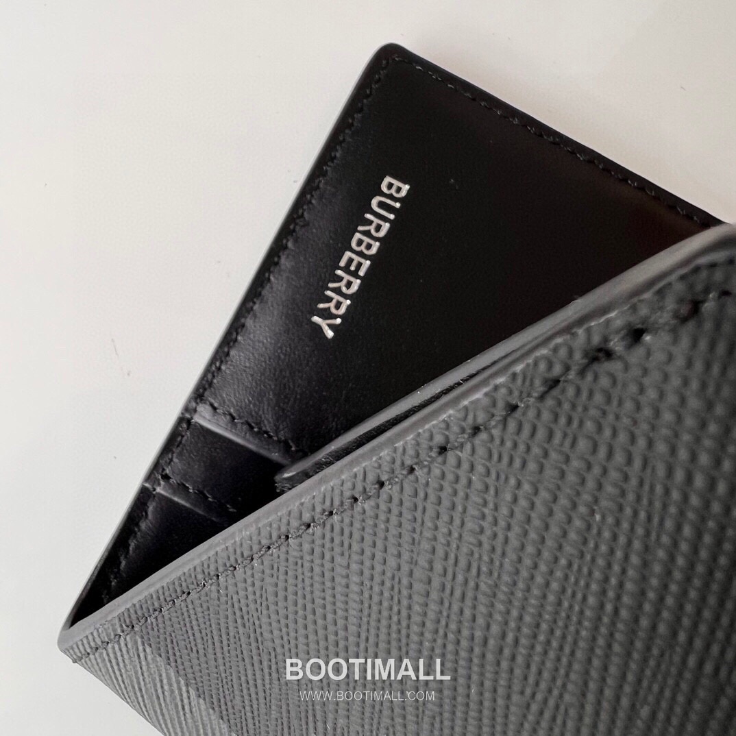 Burberry London Check Grained Calfskin Bi-Fold Wallet with B Logo Detail 버버리 런던 체크 그레인 송아지 가죽 반지갑 B 로고 785132 19cm 5