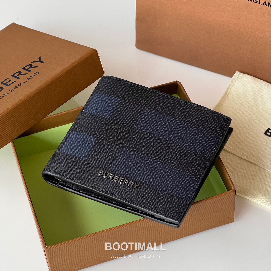 Burberry London Check Grained Calfskin Compact Bi-Fold Wallet with B Logo Detail 버버리 런던 체크 그레인 송아지 가죽 컴팩트 반지갑 B 로고 823128 11cm 3