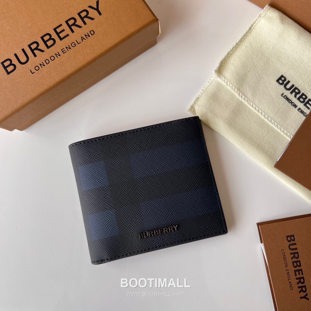 Burberry London Check Grained Calfskin Compact Bi-Fold Wallet with B Logo Detail 버버리 런던 체크 그레인 송아지 가죽 컴팩트 반지갑 B 로고 823128 11cm 4